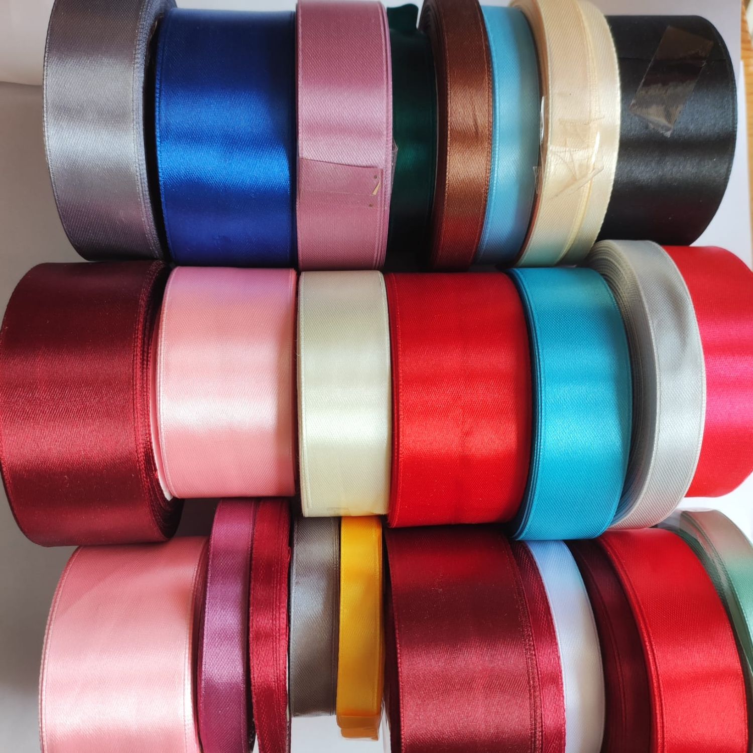 Lot 27 rouleaux rubans satinés entamés