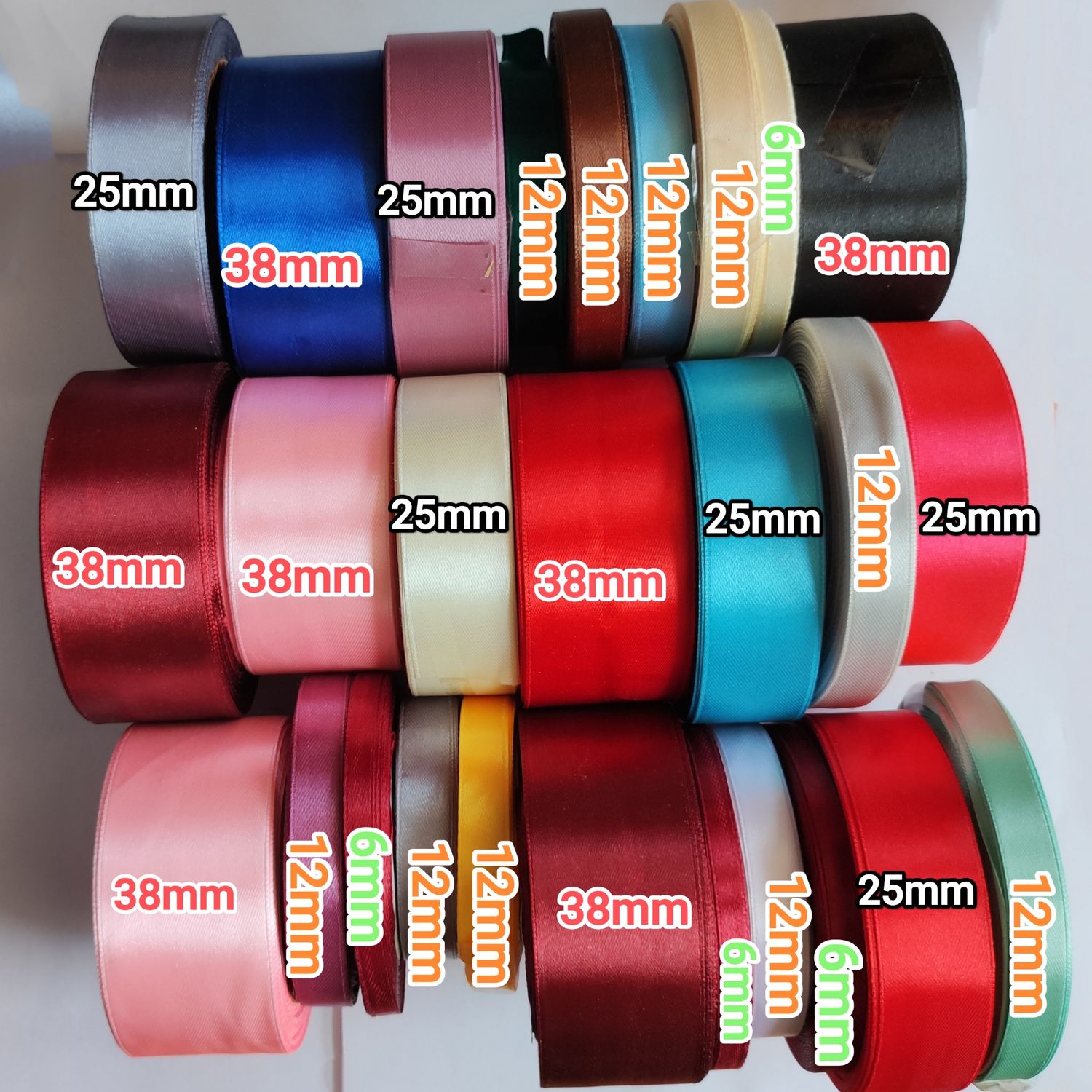 Lot 27 rouleaux rubans satinés entamés