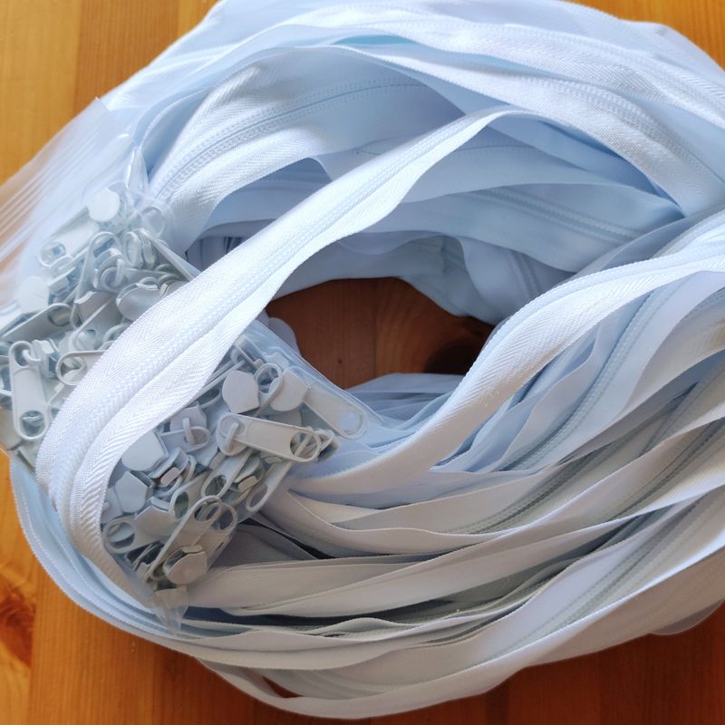 Lot de 38 m de fermeture zip #5 blanche et 114 curseurs 