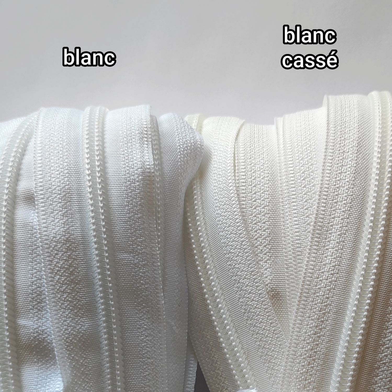 1 mètre fermeture zip #5 + 3 curseurs (choisissez parmi 44 couleurs) 1 mètre fermeture zip #5 + 3 curseurs (choisissez parmi 44 couleurs)