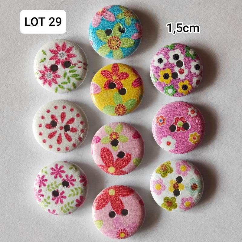 10 boutons en bois fleurs LOT 29
