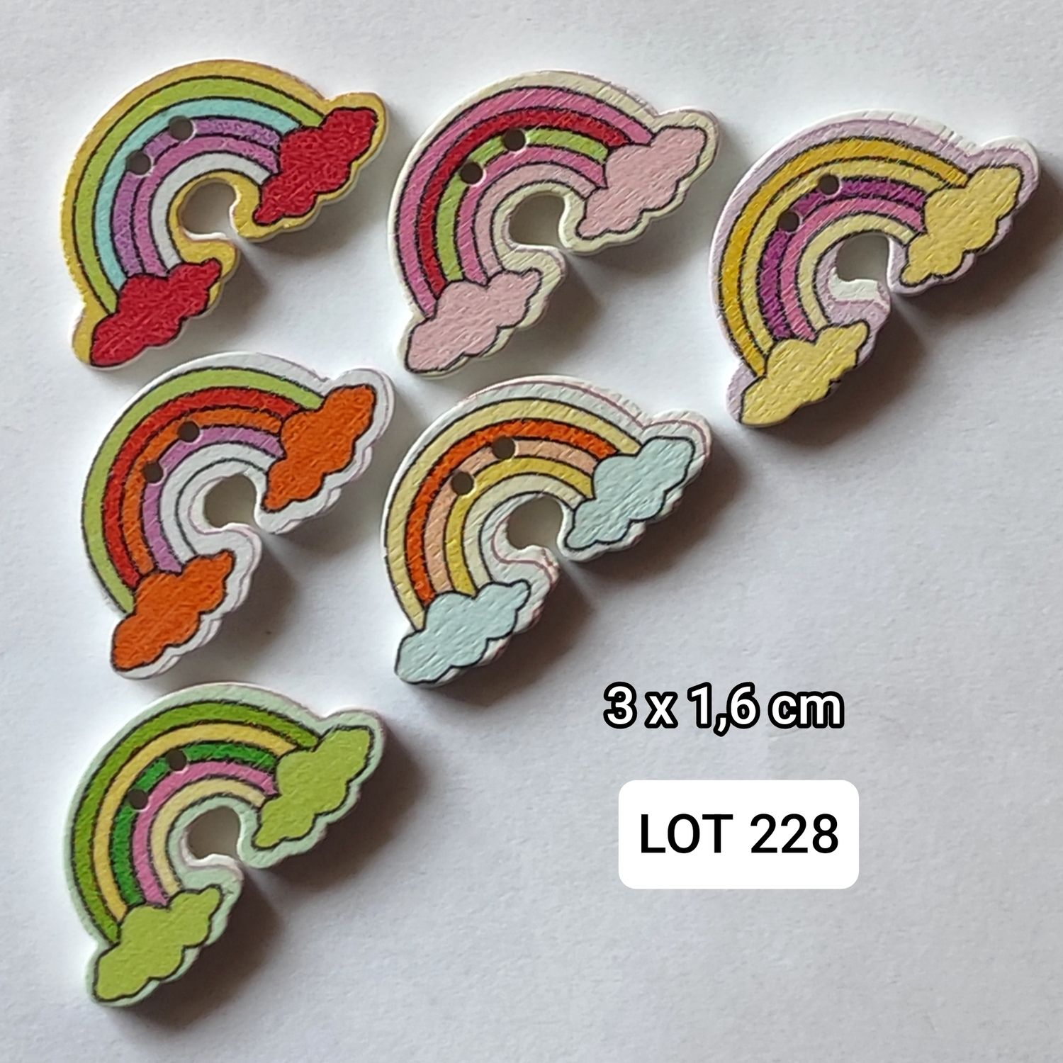 10 boutons en bois arc en ciel LOT 228