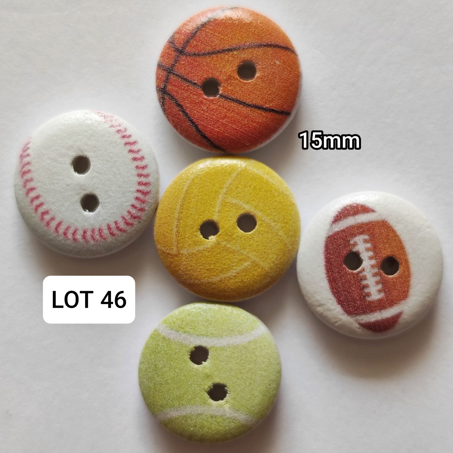 10 boutons en bois balle/ballon  LOT 46