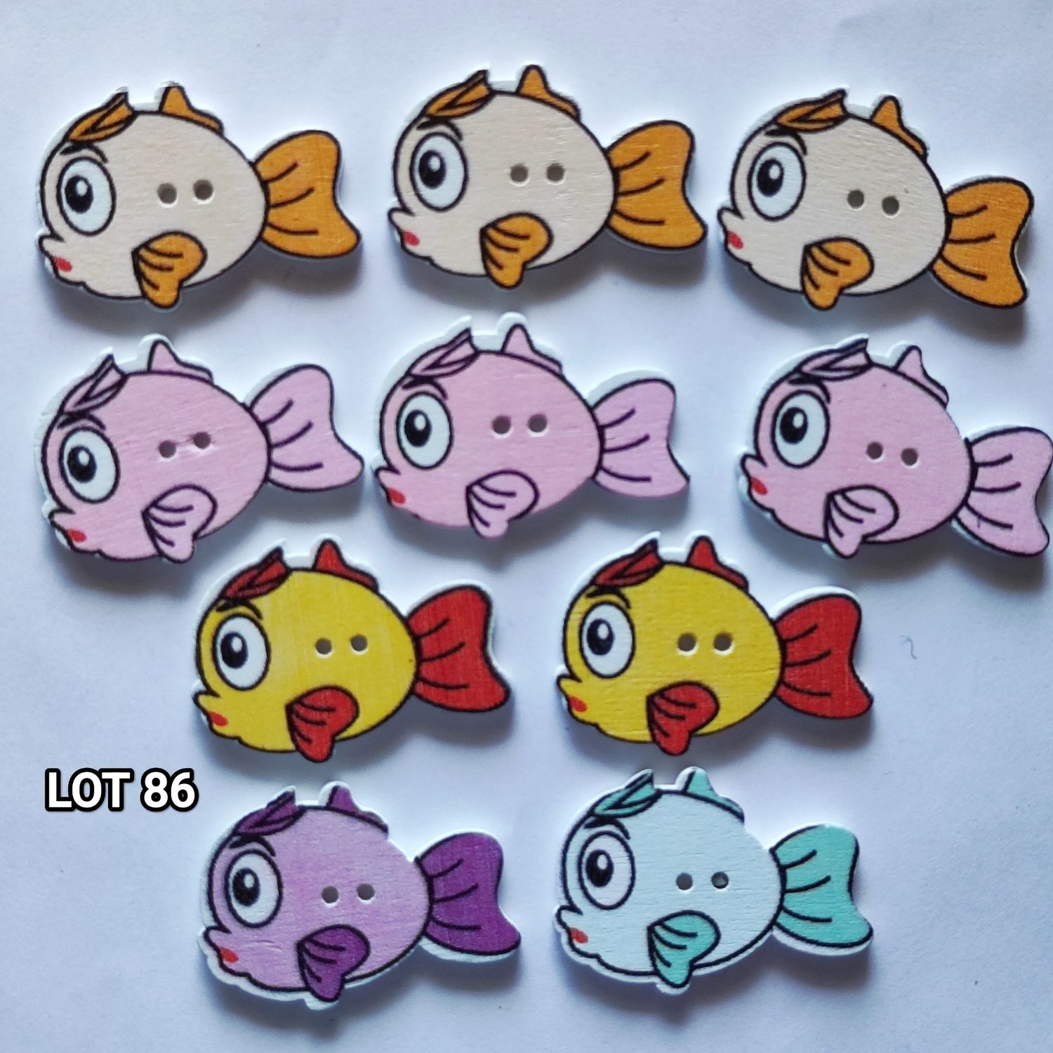 10 boutons en bois poissons LOT 86