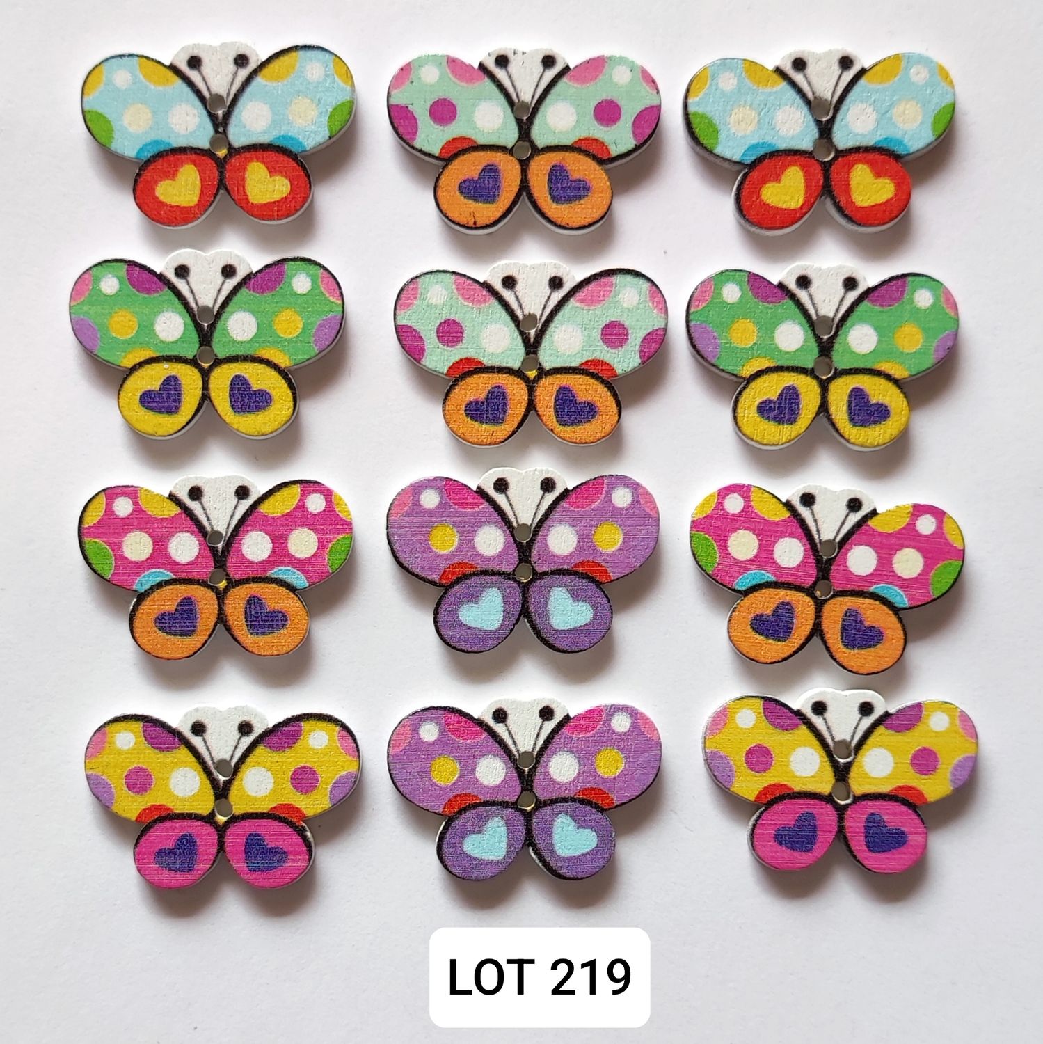 12 boutons en bois papillon LOT 219