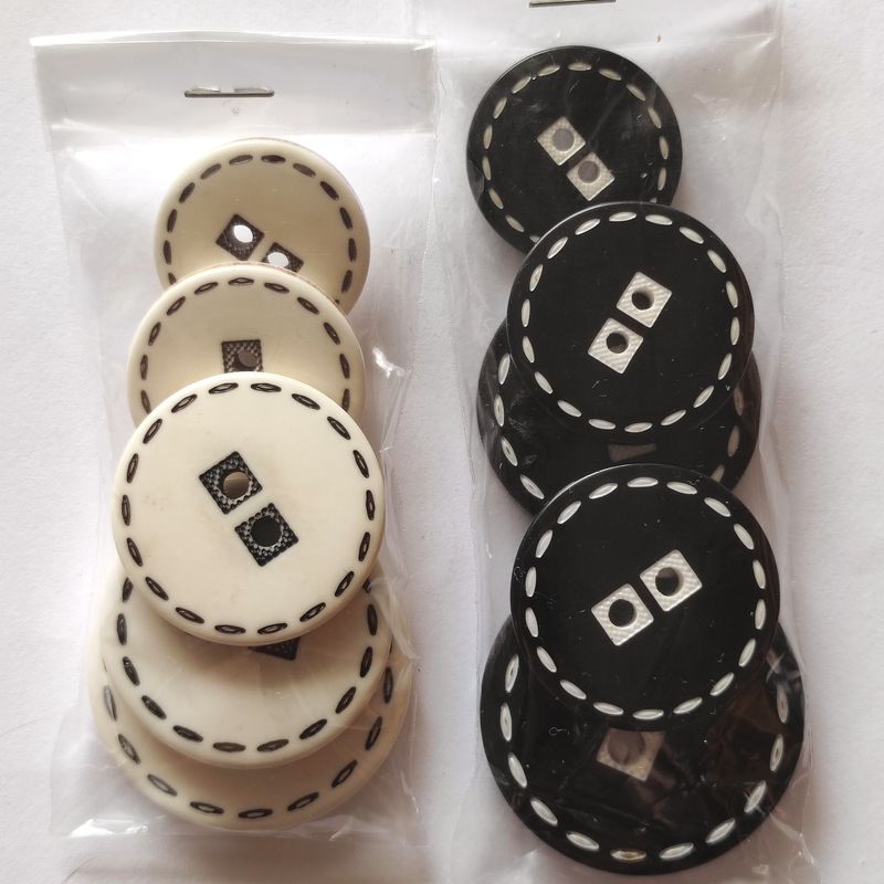 5 boutons 22 , 25 , 27 , 30 , 35mm LOT 8 (en ivoire et en noir)