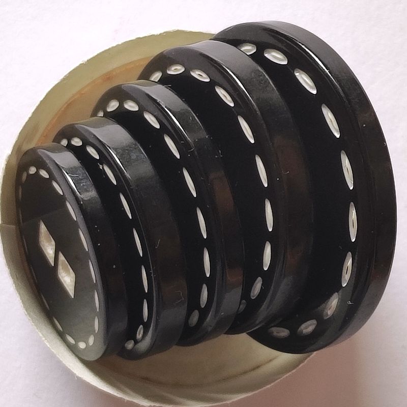 5 boutons 22 , 25 , 27 , 30 , 35mm LOT 8 (en ivoire et en noir)
