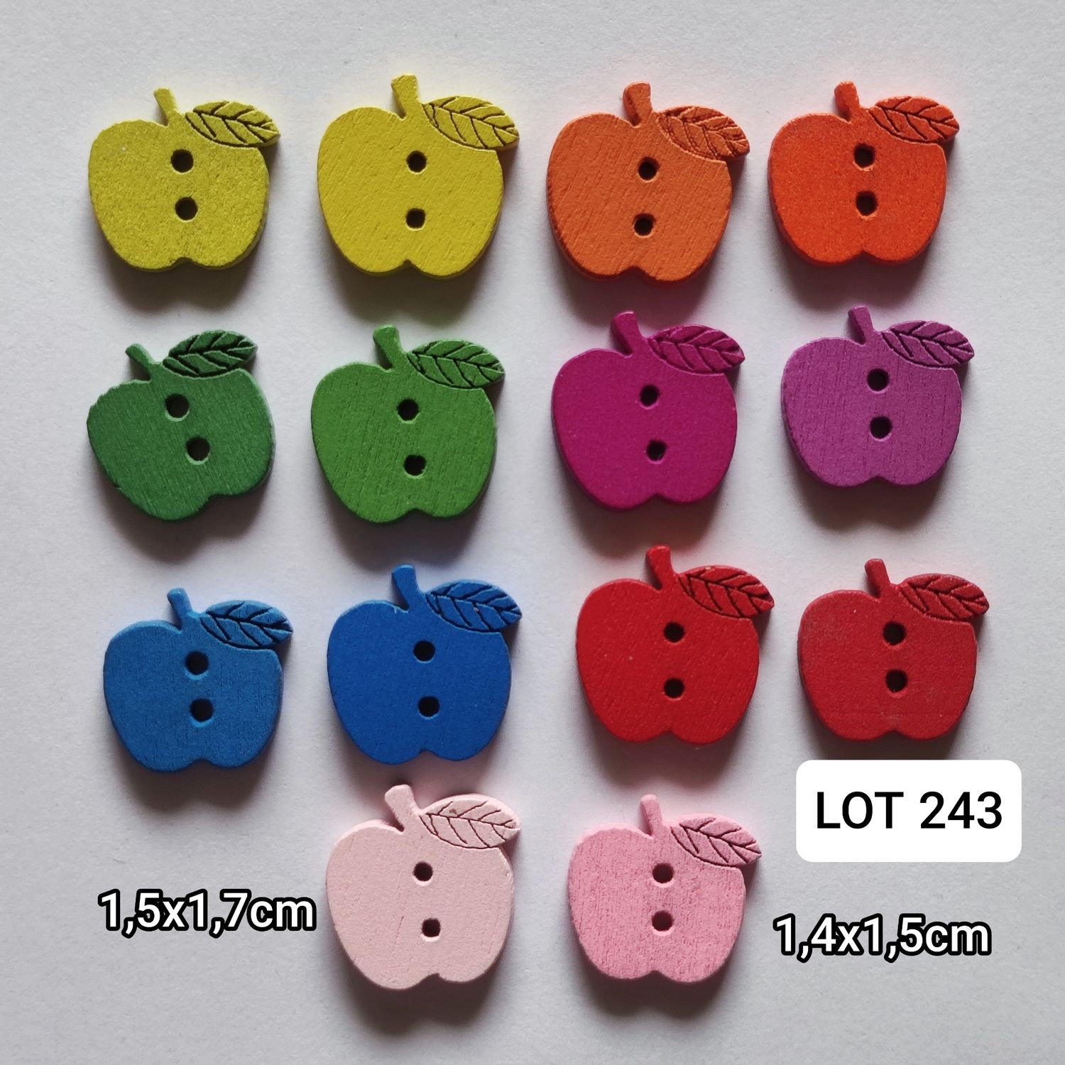 10 boutons en bois pomme LOT 243
