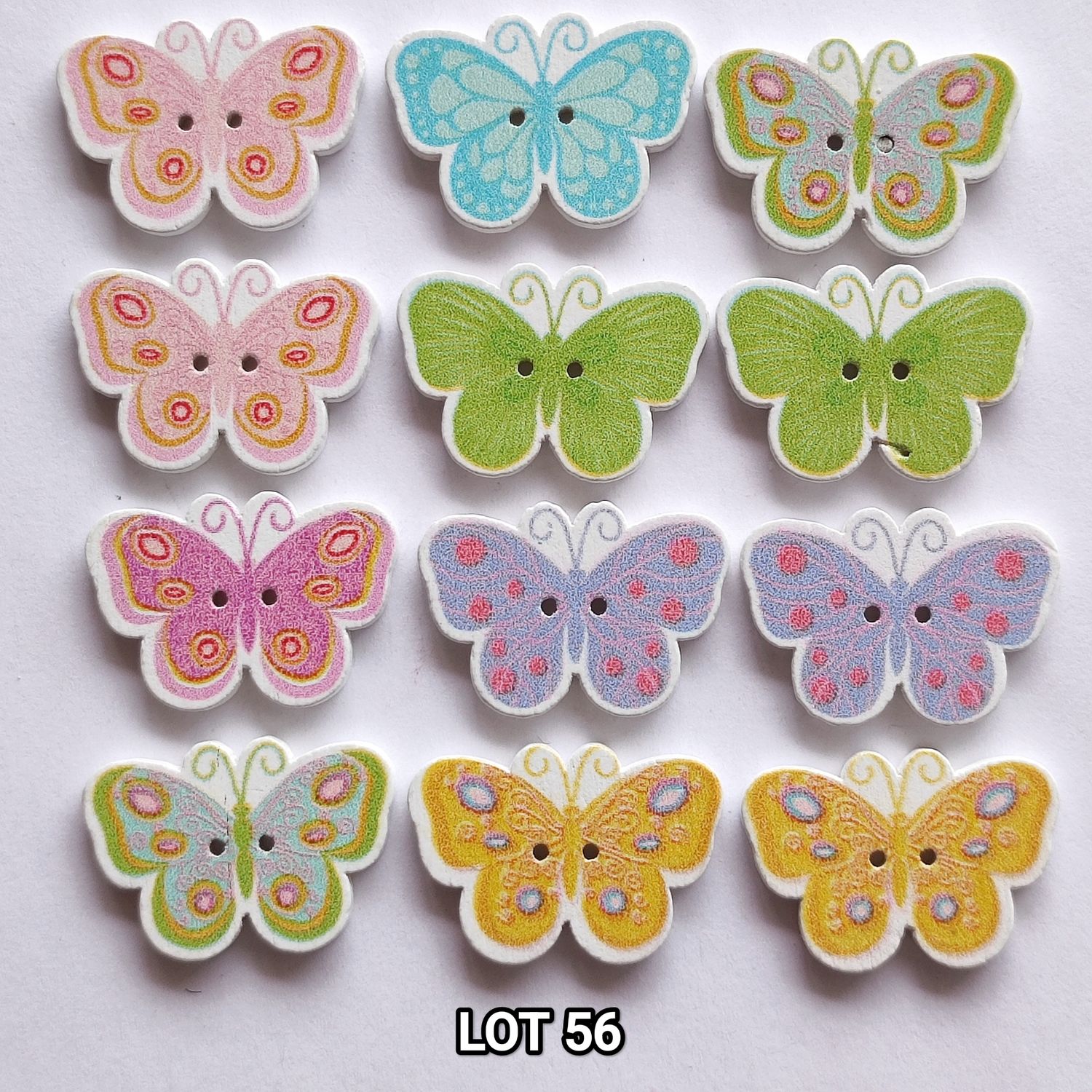 12 boutons en bois papillon LOT 56