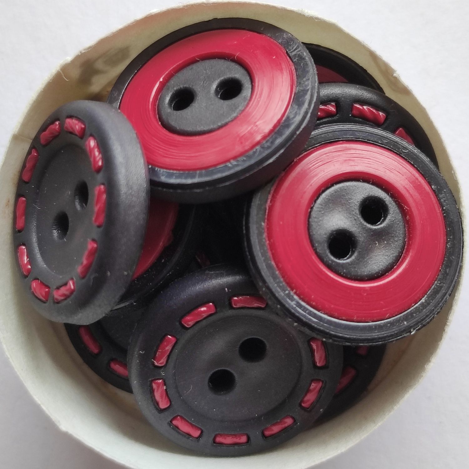 10 boutons acrylique noir et rouge LOT 9