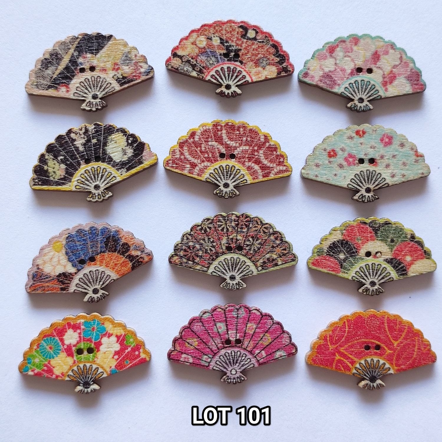 12 boutons en bois éventail LOT 101