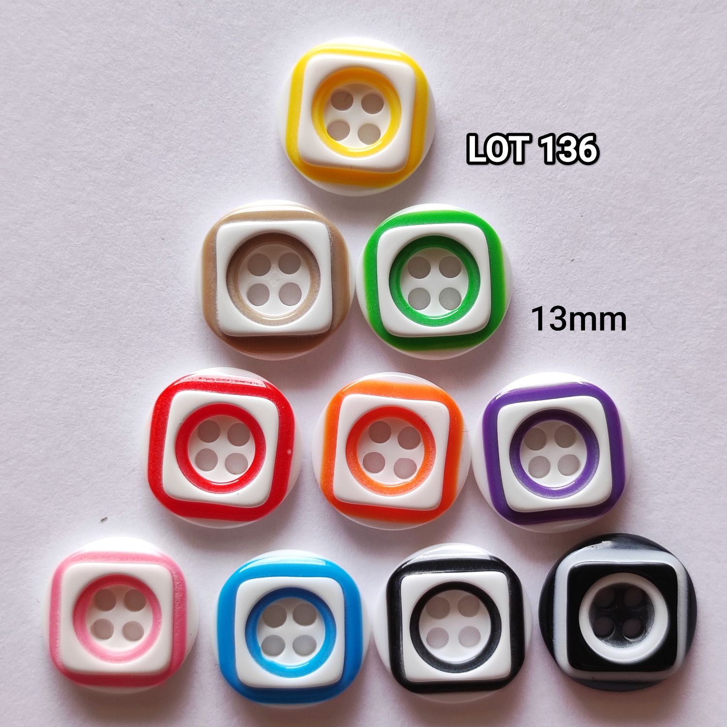 10 boutons en résine carré LOT 136