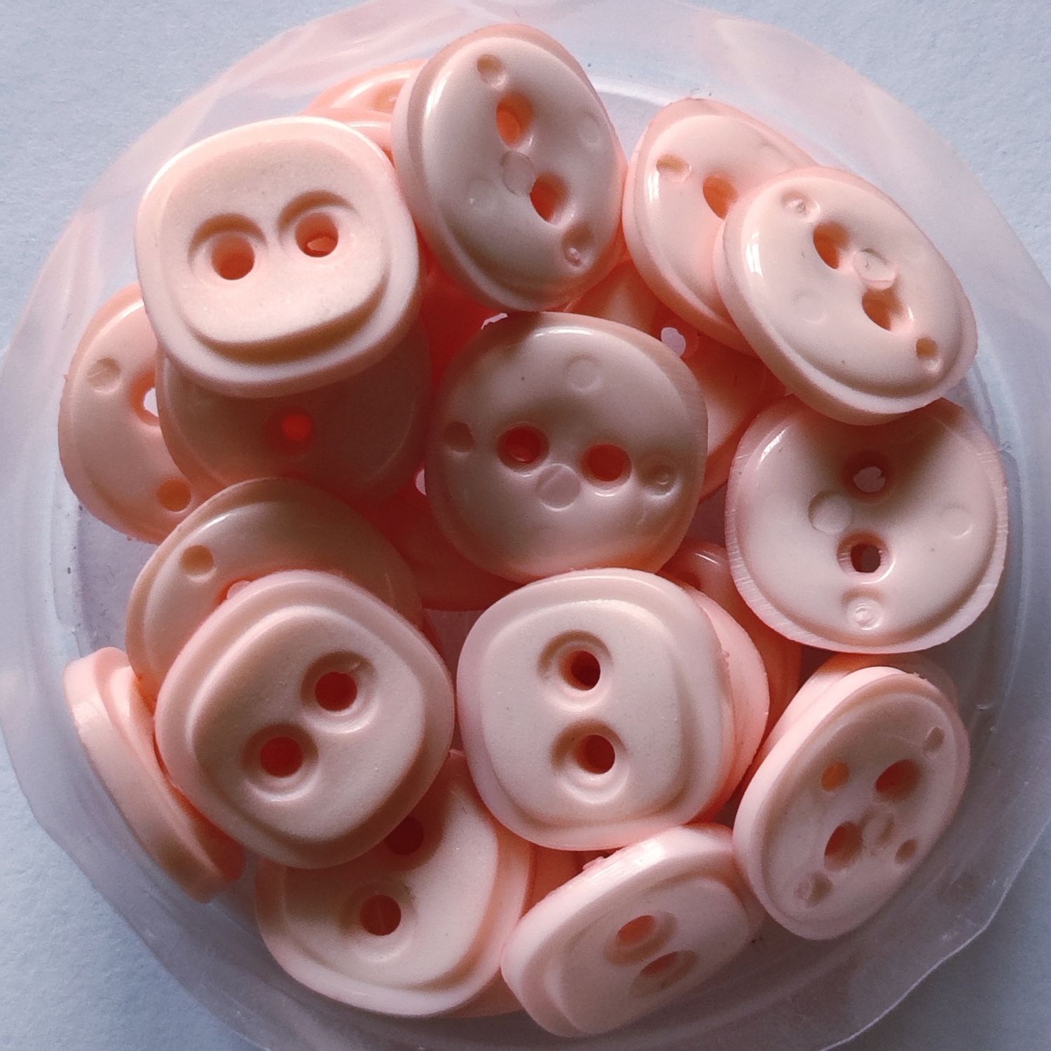 10 boutons 13mm acrylique saumon clair LOT 24