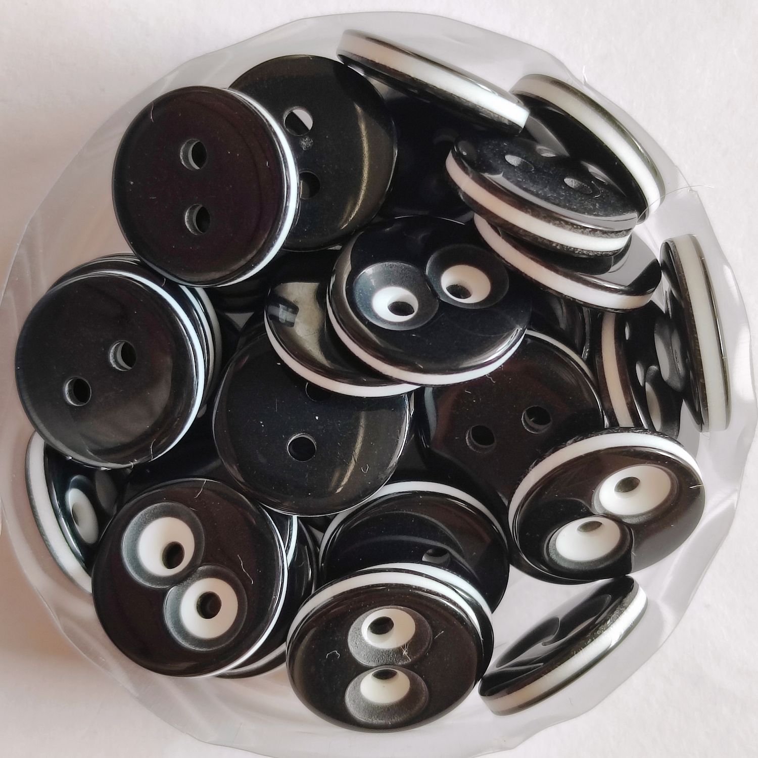 10 boutons noir/blanc 12mm LOT 163