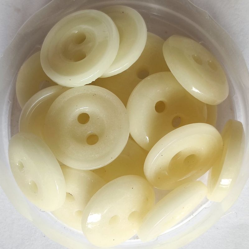 10 boutons jaune pâle acrylique 1.5cm LOT 33