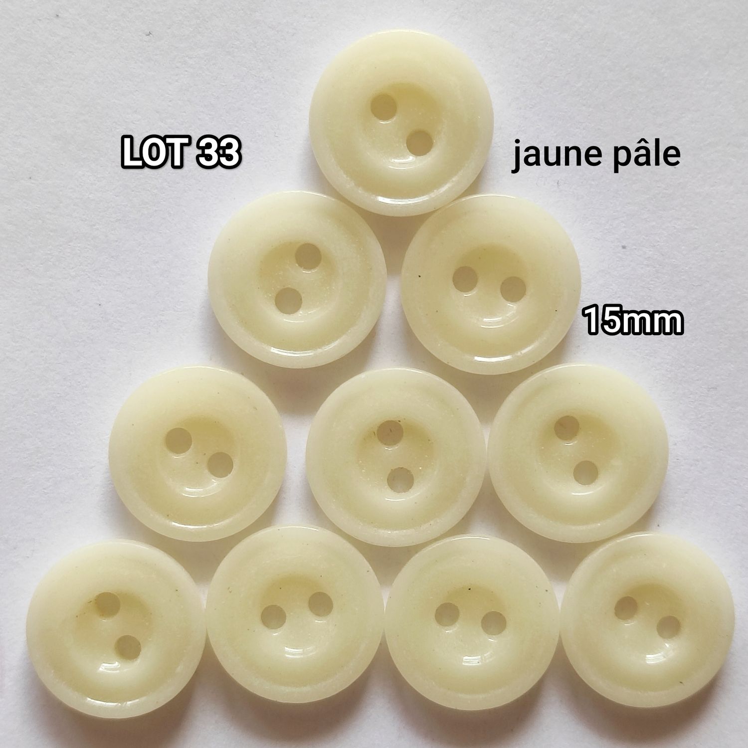 10 boutons jaune pâle acrylique 1.5cm LOT 33