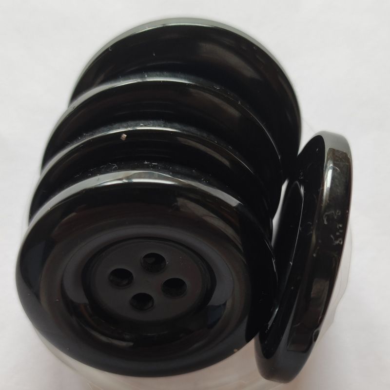 Bouton noir acrylique 3,3 cm à l'unité LOT 49