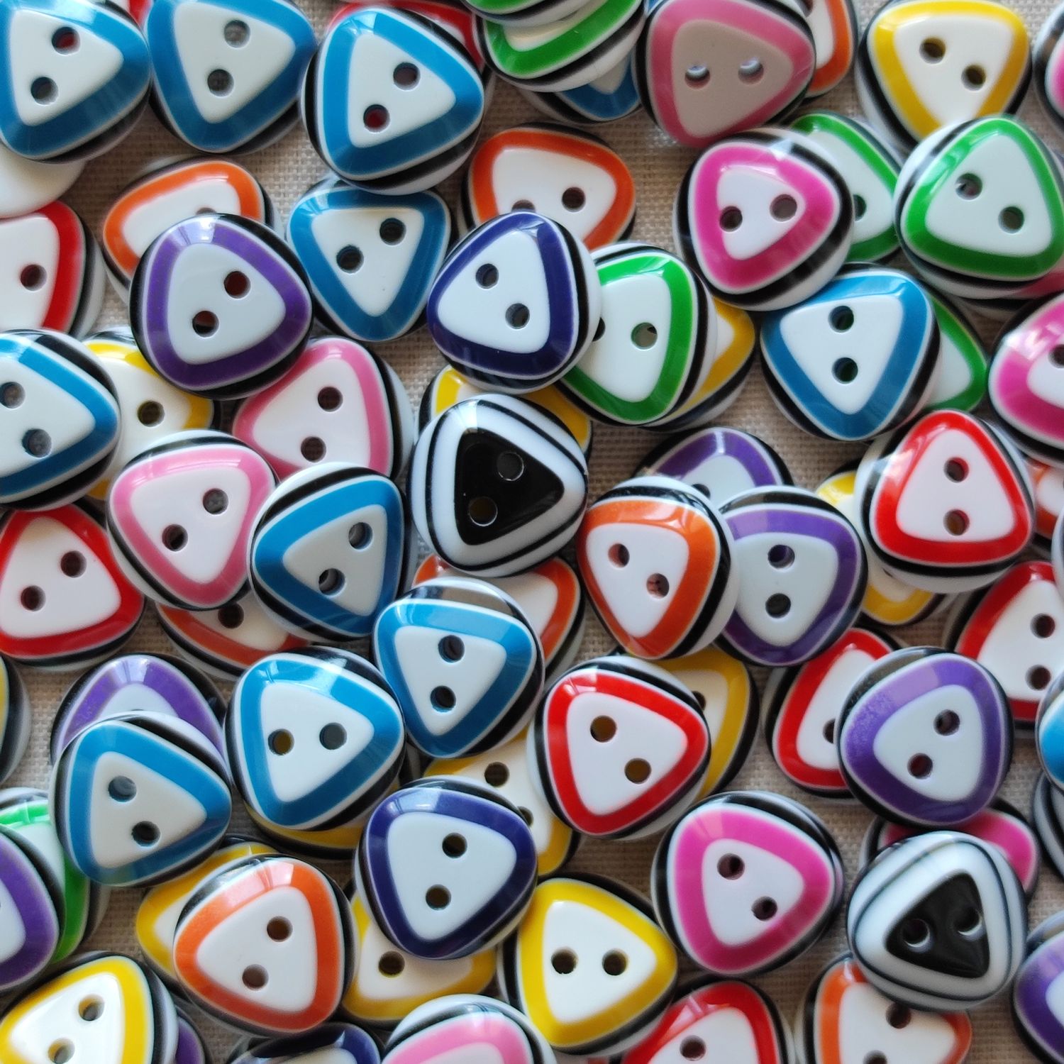 10 boutons triangle LOT 149 / choisissez vos couleurs