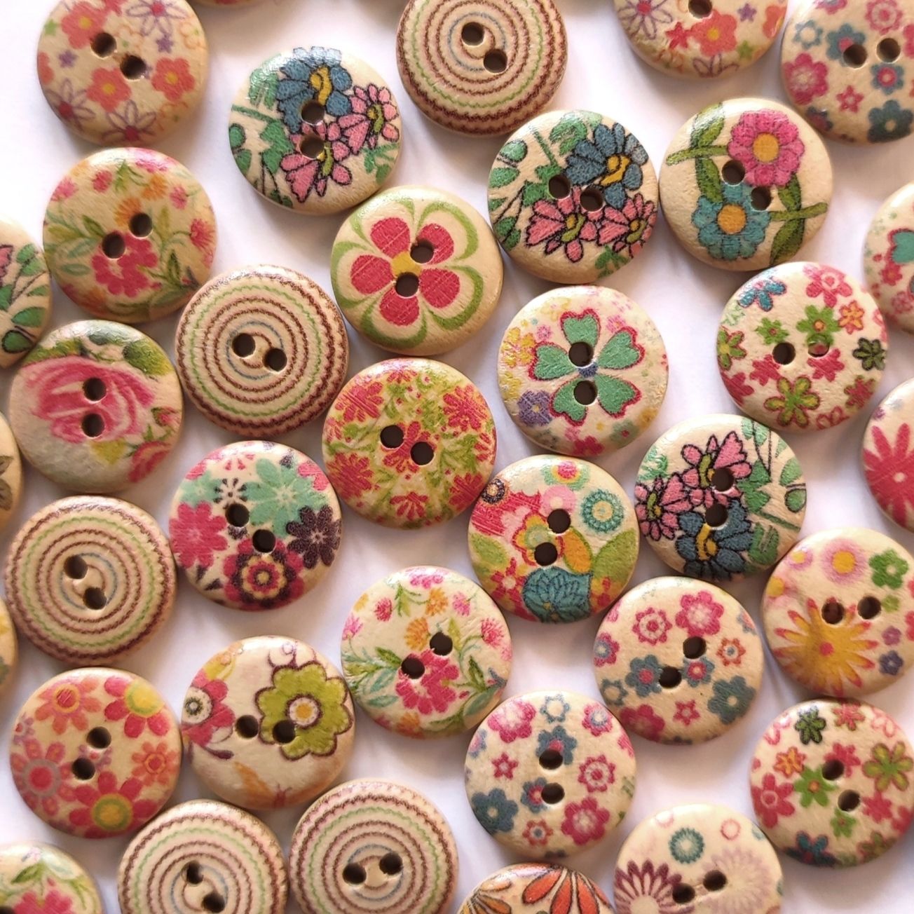 10 boutons en bois fleurs LOT 213