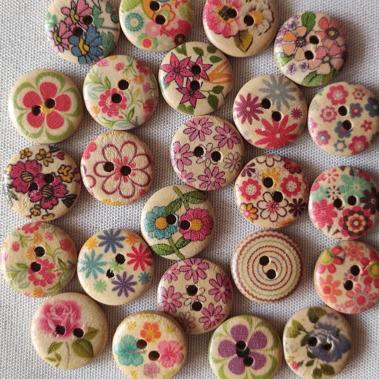 10 boutons en bois fleurs LOT 213