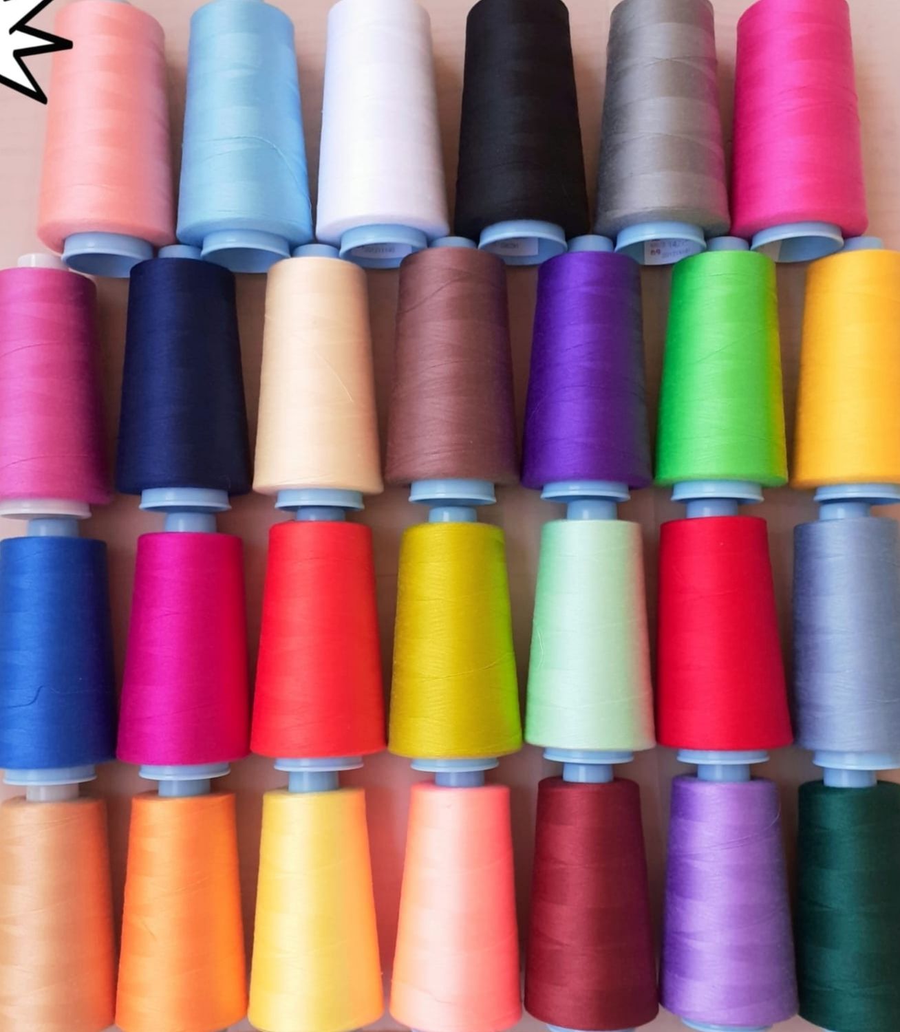 Cône de fil 100% polyester 3000 yards n°40/2 (choisissez vos couleurs) Cône de fil 100% polyester 3000 yards n°40/2 (choisissez vos couleurs)