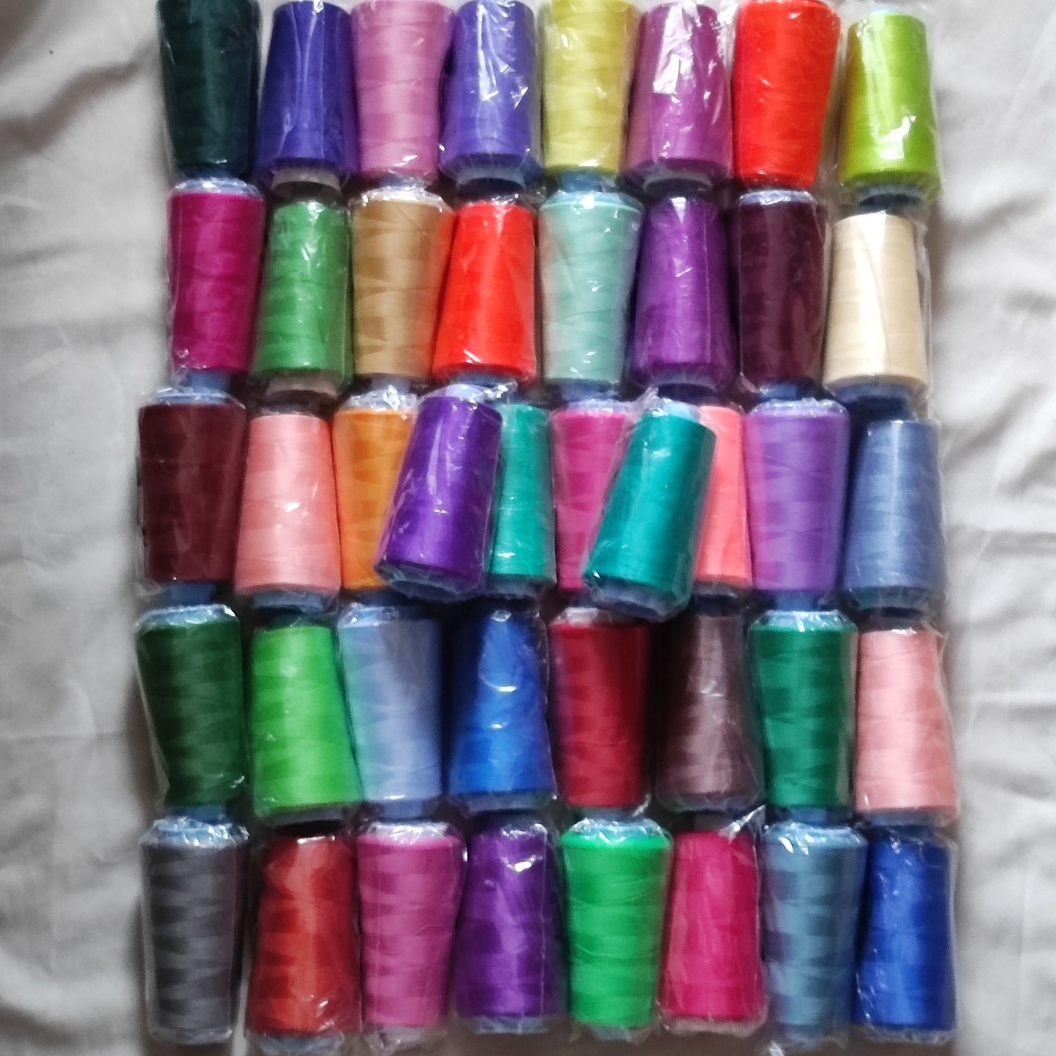 Lot 42 bobines de fil 2700 m 100% polyester n°40/2