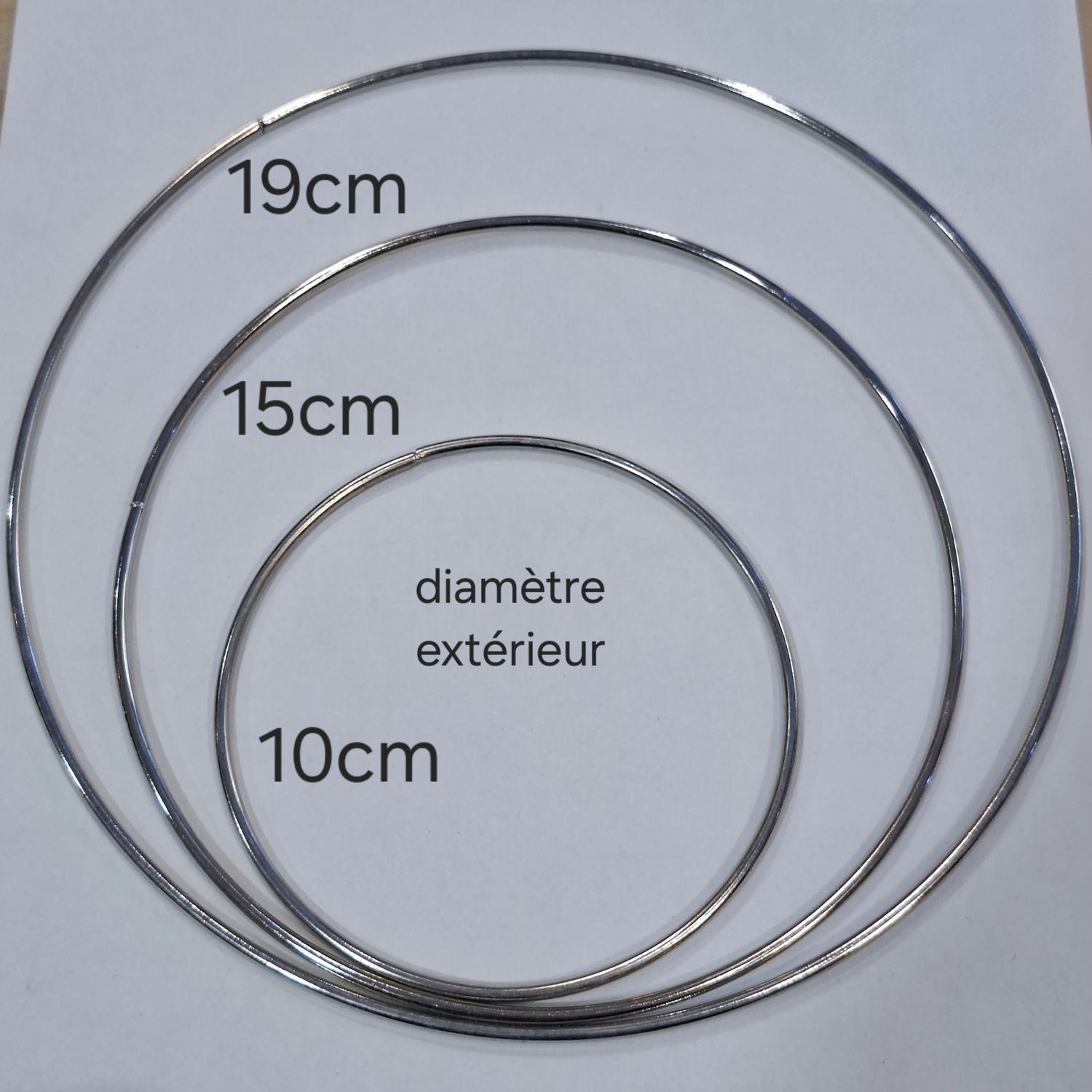Anneau circulaire en métal argenté 