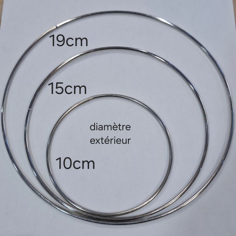 Anneau circulaire en métal argenté 