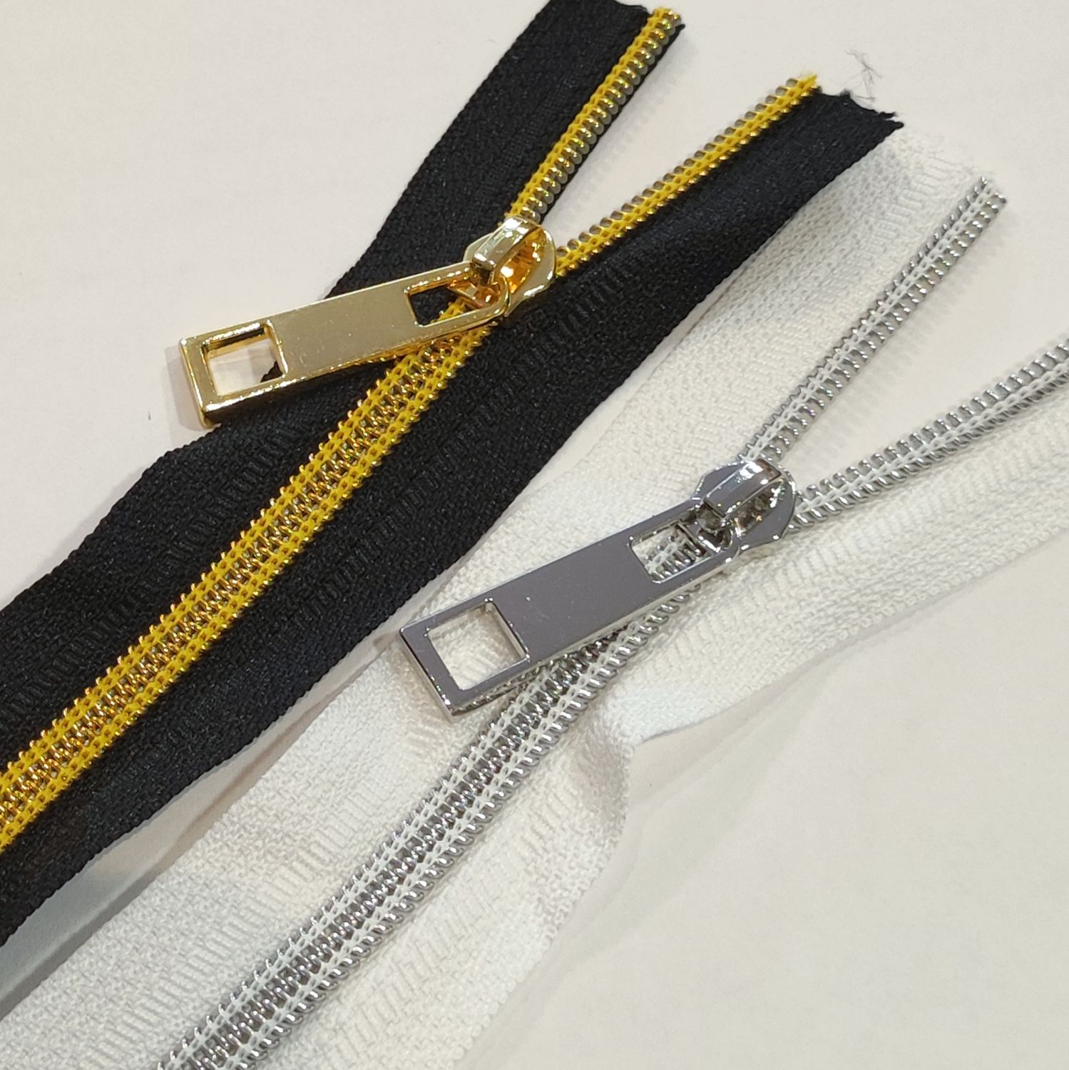1 mètre fermeture zip dent argenté/doré + 2 curseurs