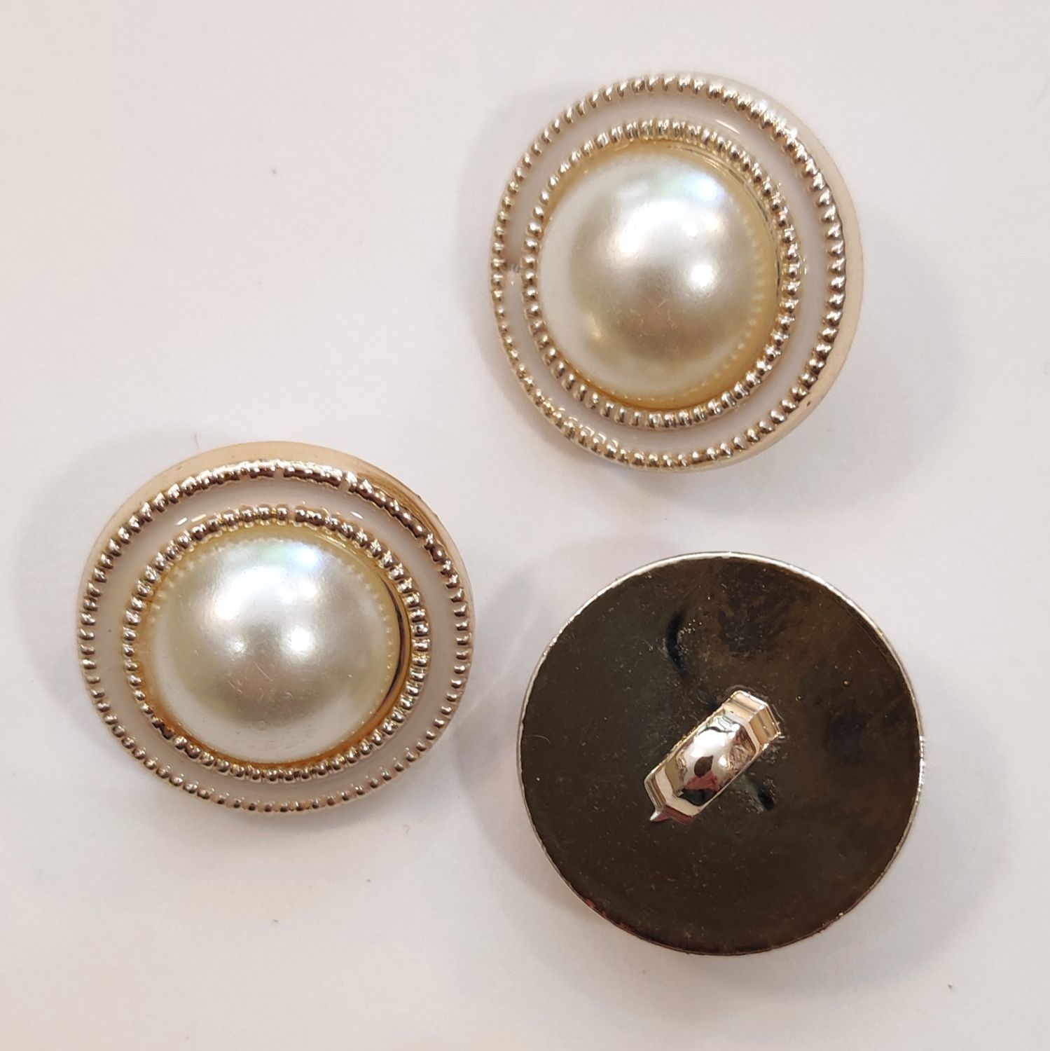 Bouton avec perle contour blanc 21mm