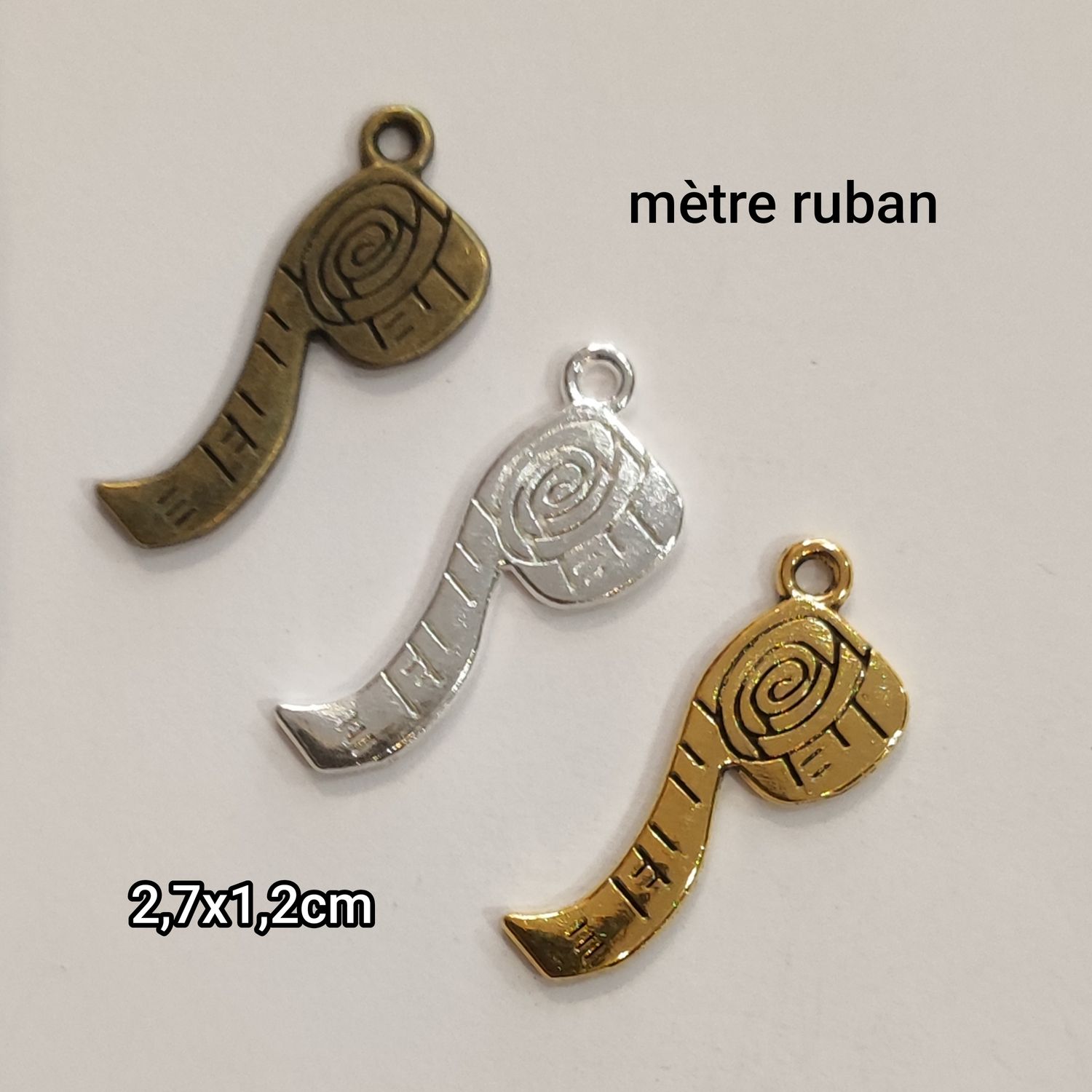 Pendentif mètre ruban (choisissez vos couleurs)