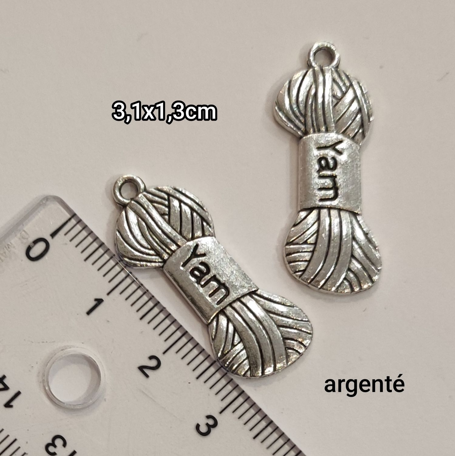 Pendentif pelote de laine 