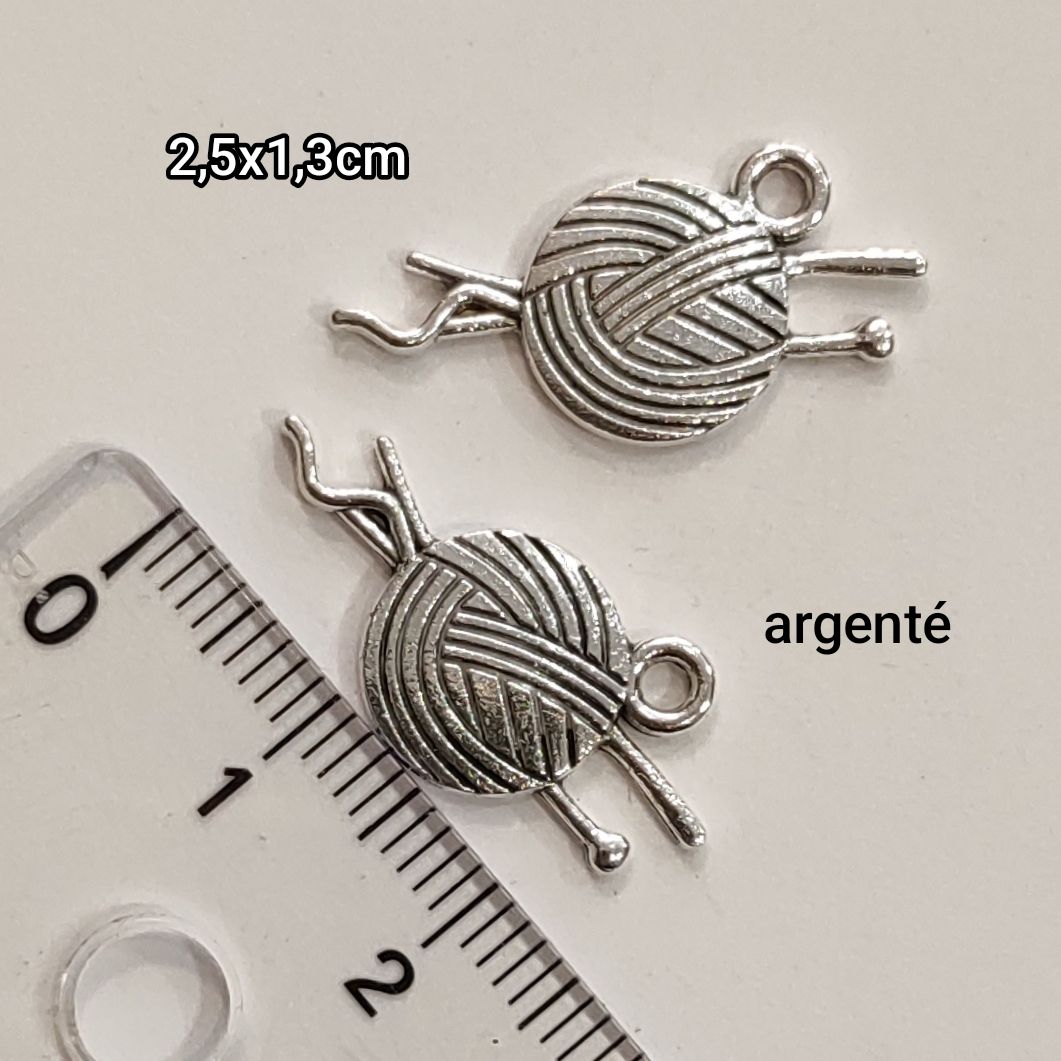 Pendentif pelote avec aiguilles