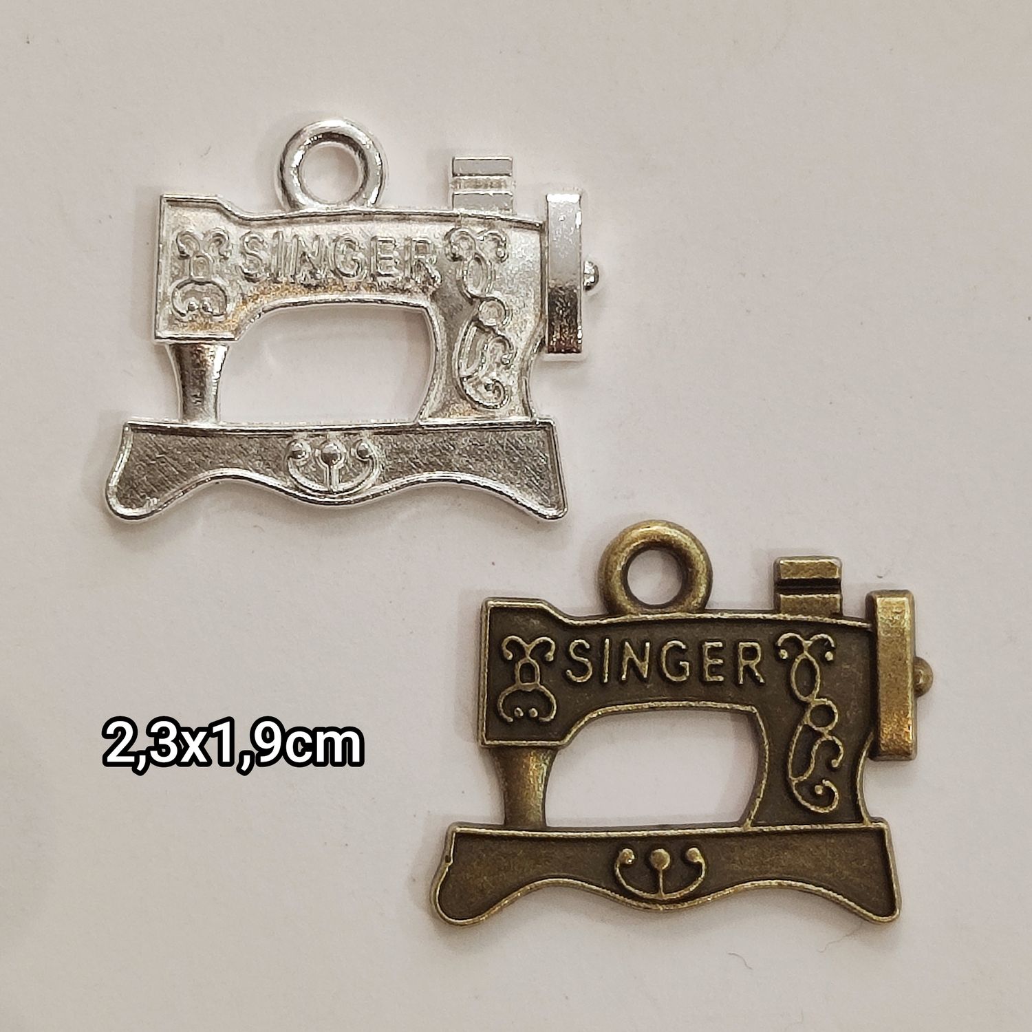 Pendentif machine à coudre (choisissez vos couleurs)