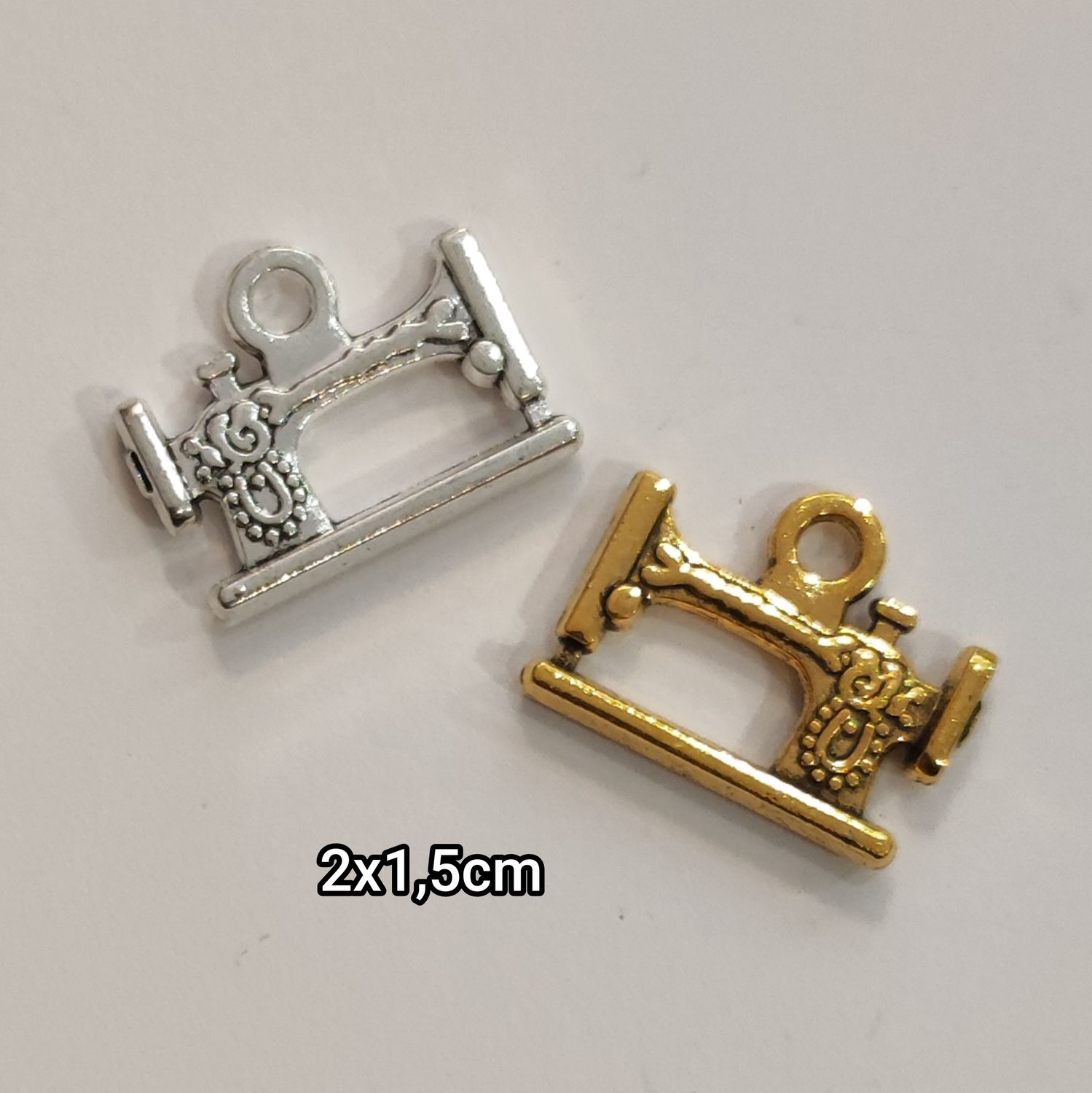 Pendentif machine à coudre (choisissez vos couleurs)