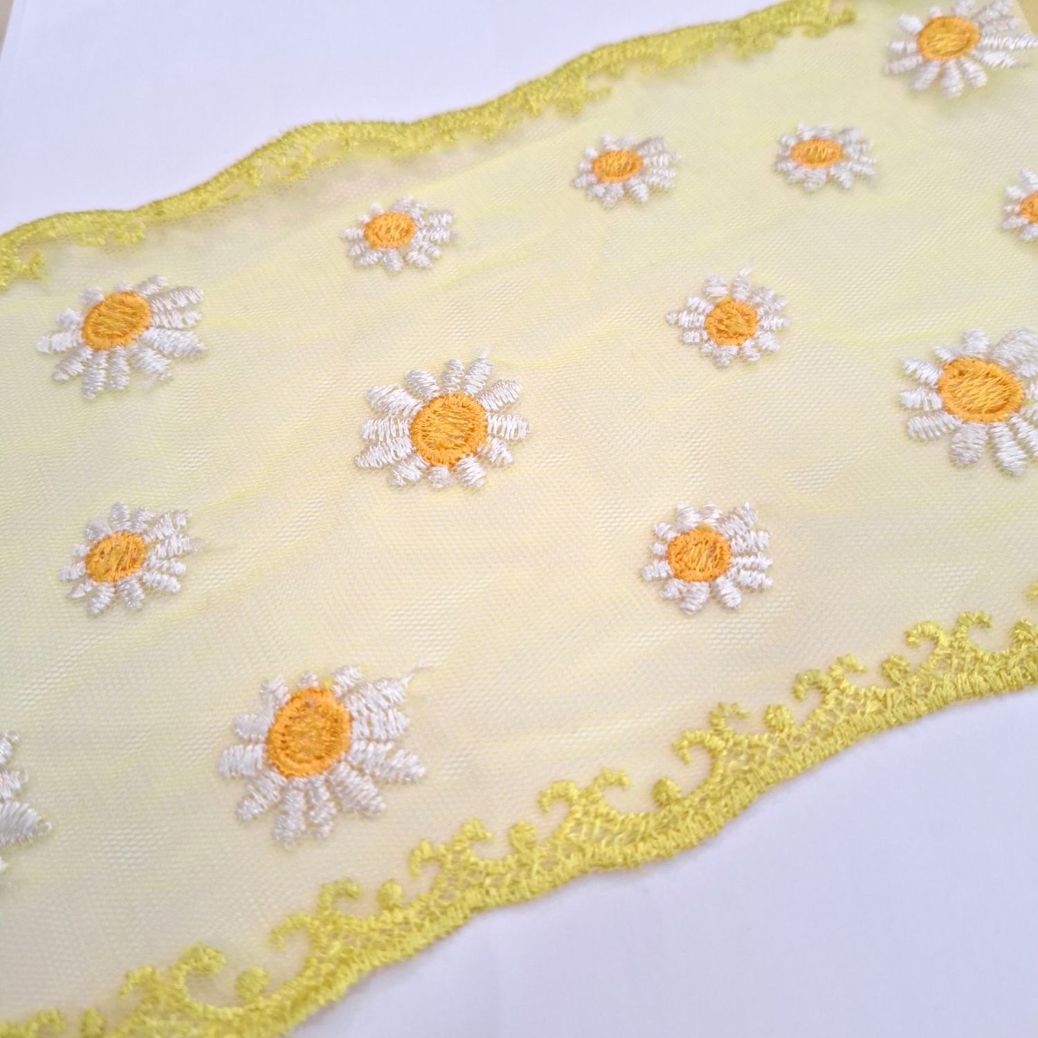 Dentelle jaune pâquerette 14cm au mètre