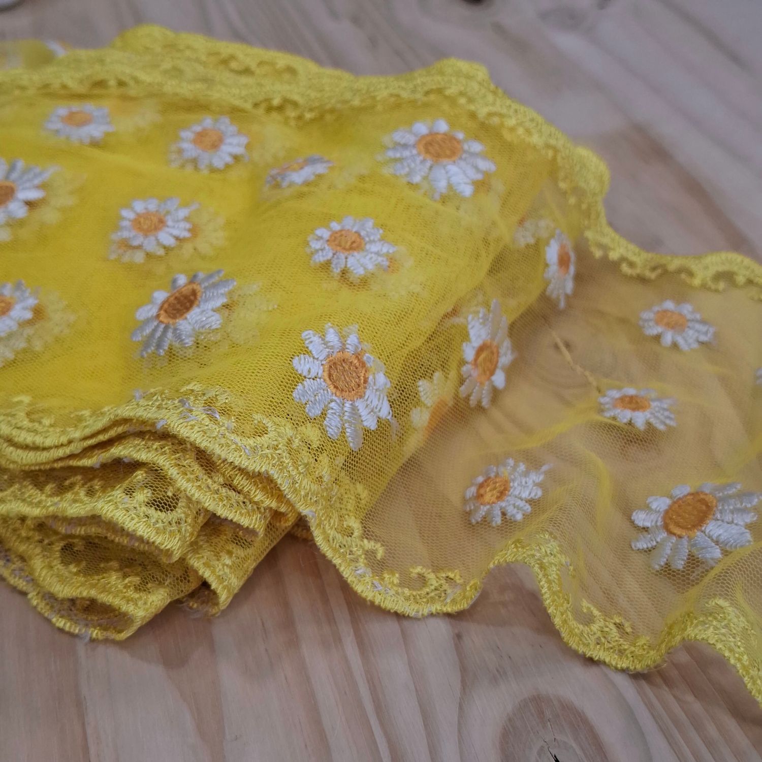 Dentelle jaune pâquerette 14cm au mètre