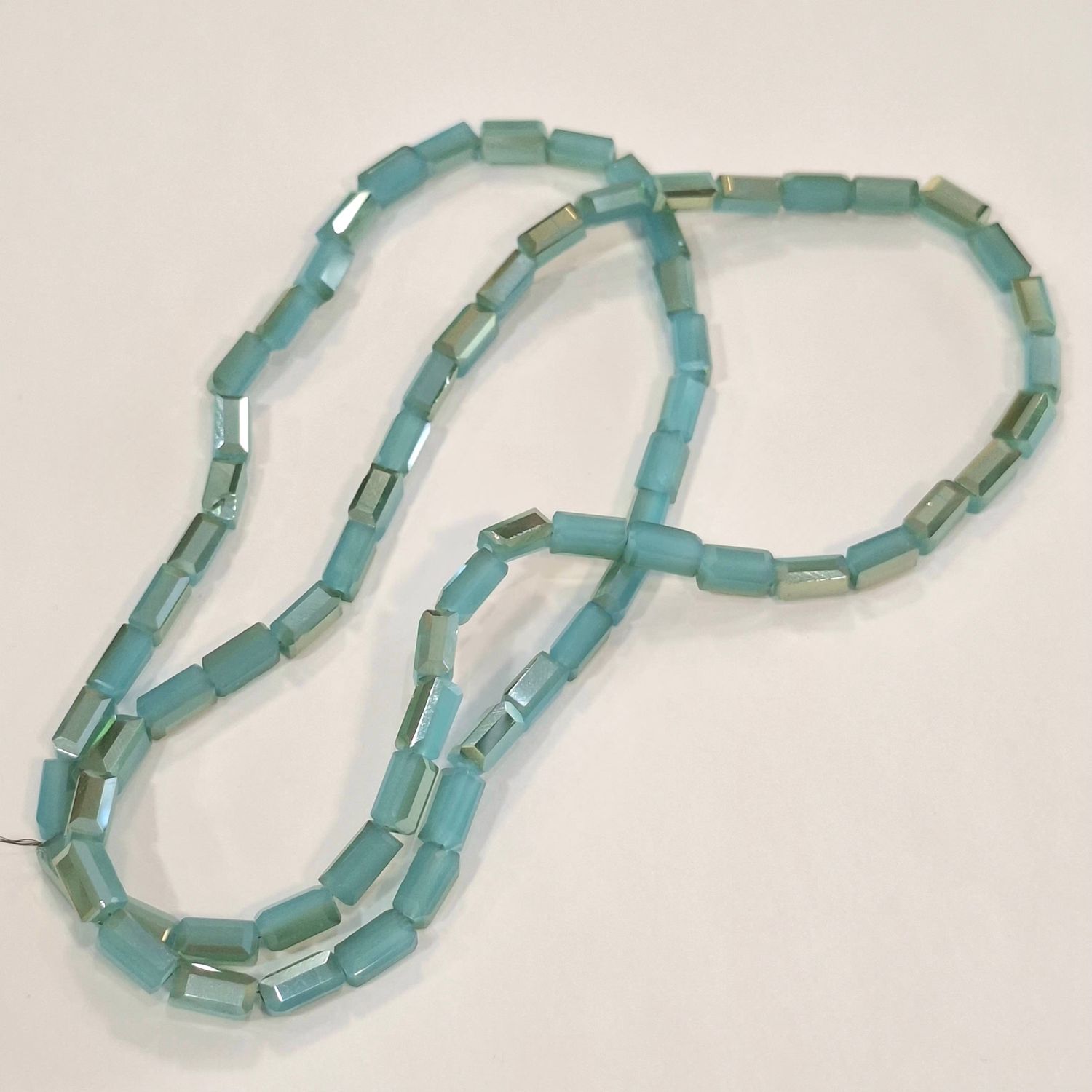 72 perles en verre tube bleu menthe 8x3mm