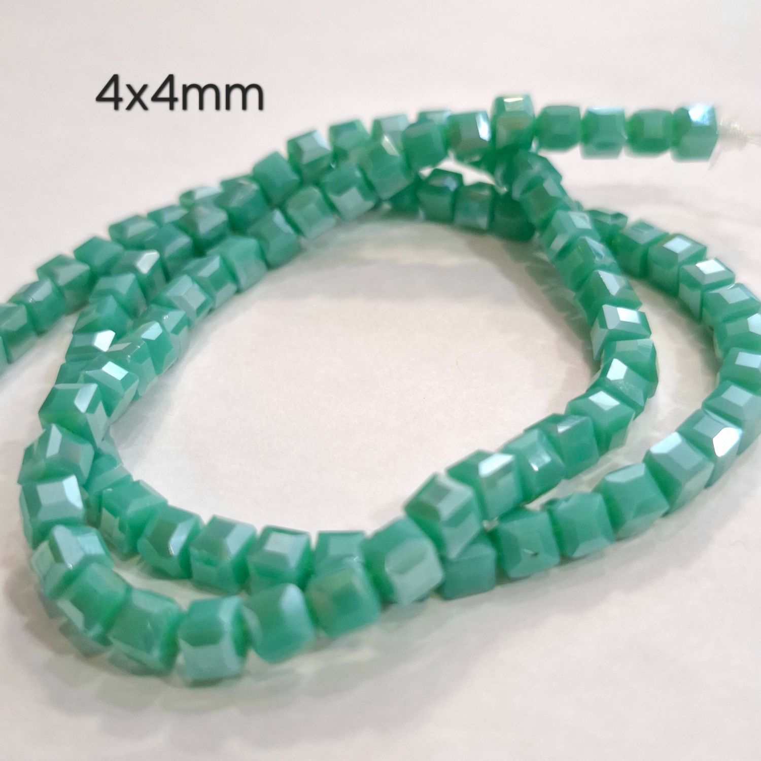 98 perles en verre cube 4x4mm vert 