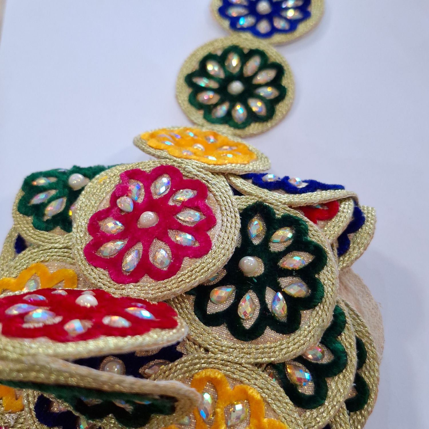 Galon doré avec fleurs 5,5cm