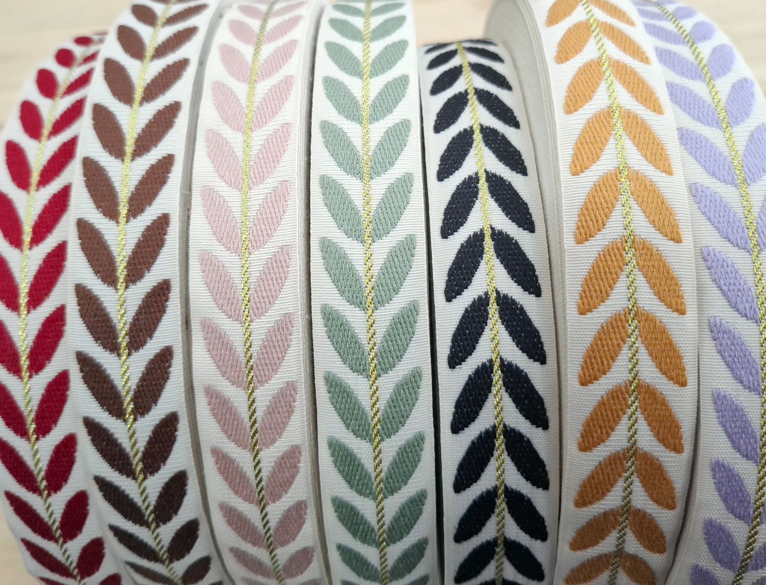 Ruban 25mm écru/doré avec feuilles (7couleurs)