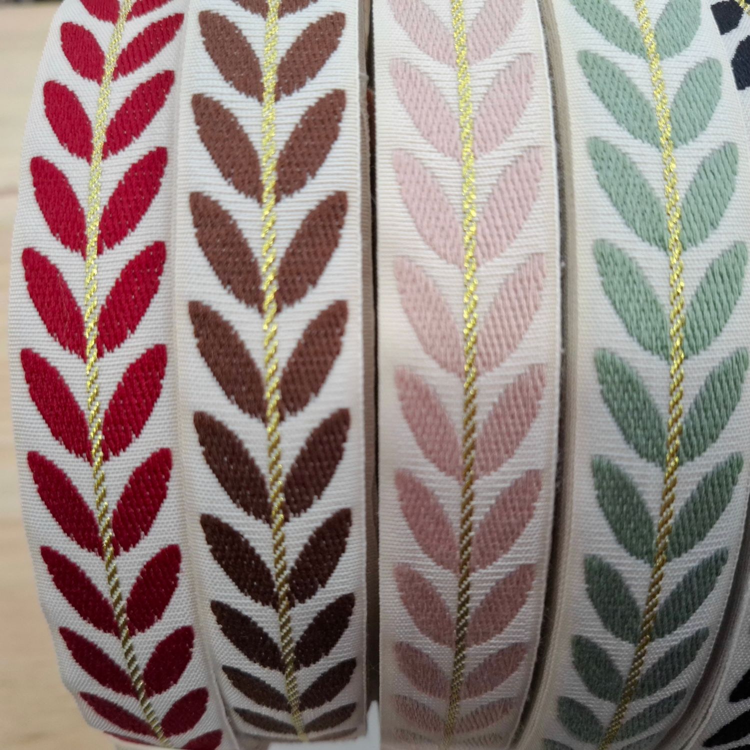 Ruban 25mm écru/doré avec feuilles (7couleurs)