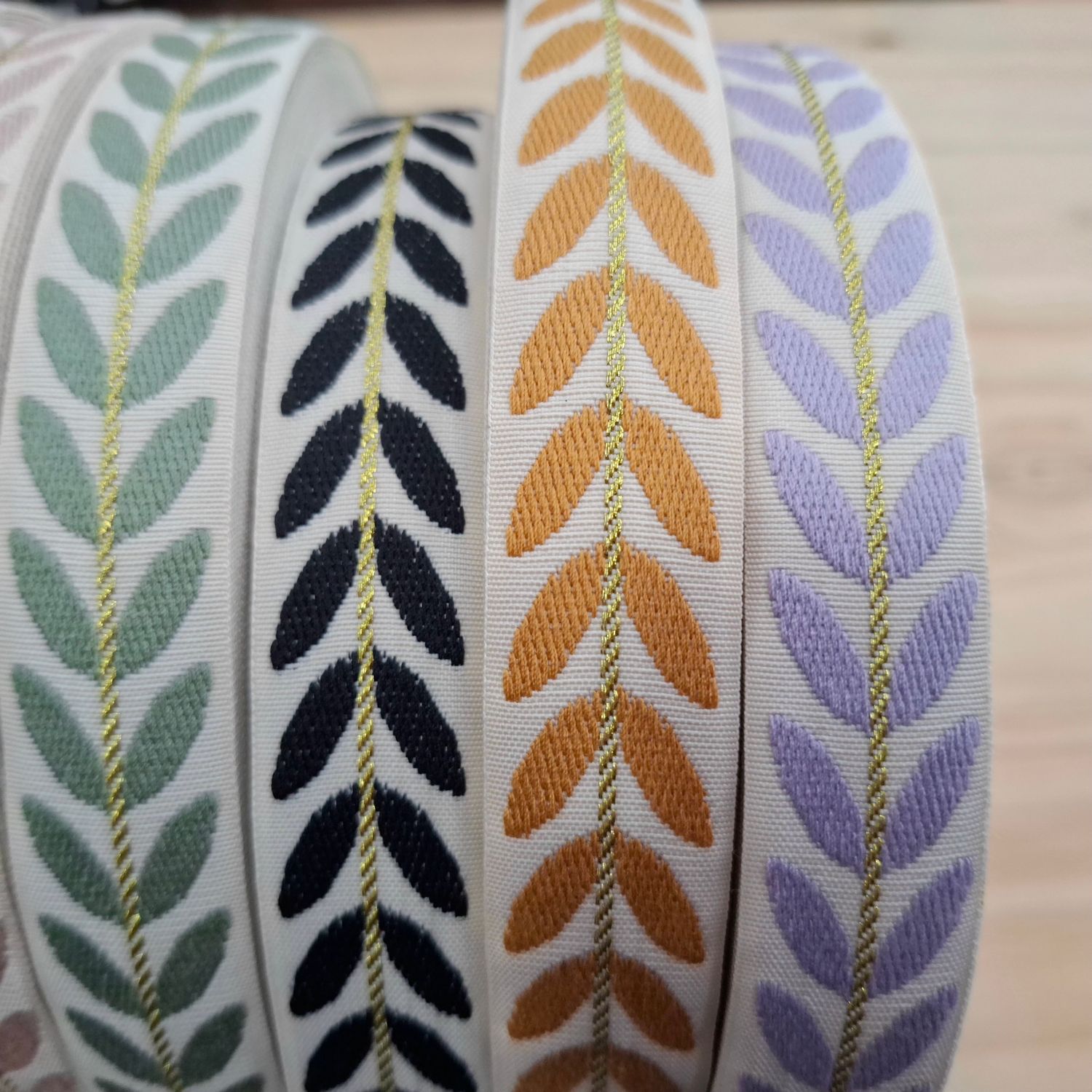 Ruban 25mm écru/doré avec feuilles (7couleurs)