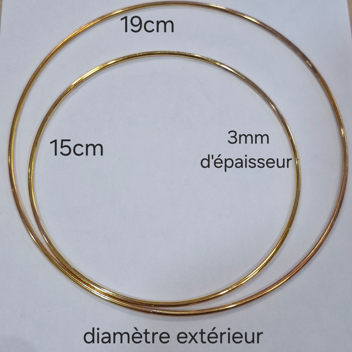 Anneau circulaire en métal doré