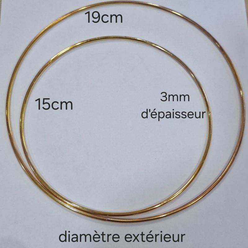 Anneau circulaire en métal doré
