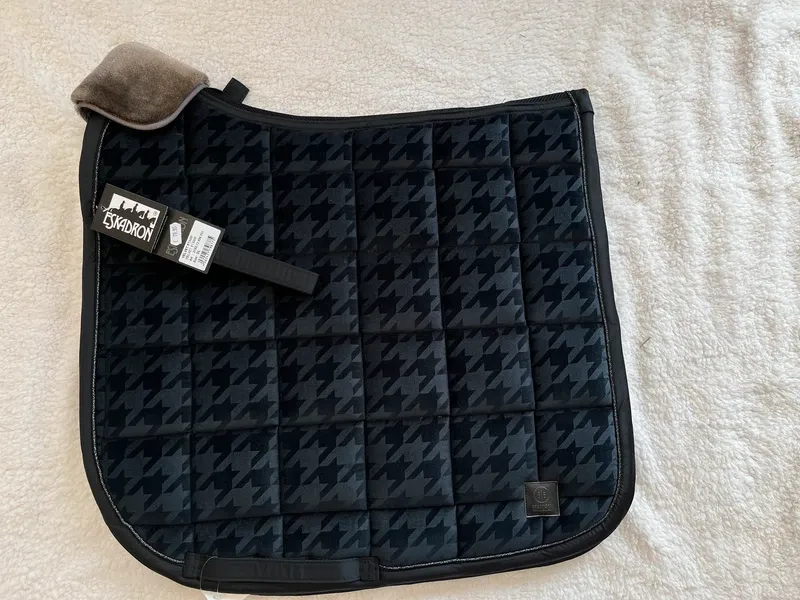 Eskadron - Tapis Velvet Stamp Essence dressage noir