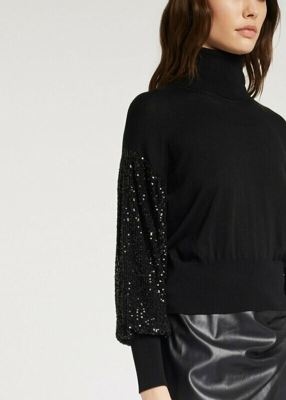Maglia a collo alto e manica con paillettes