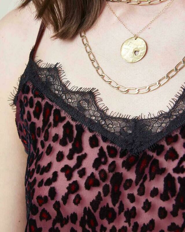 Top con pizzo e velo