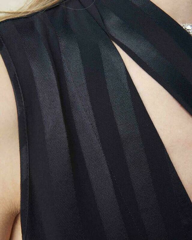 Blusa a righe satinata con fiocco al collo