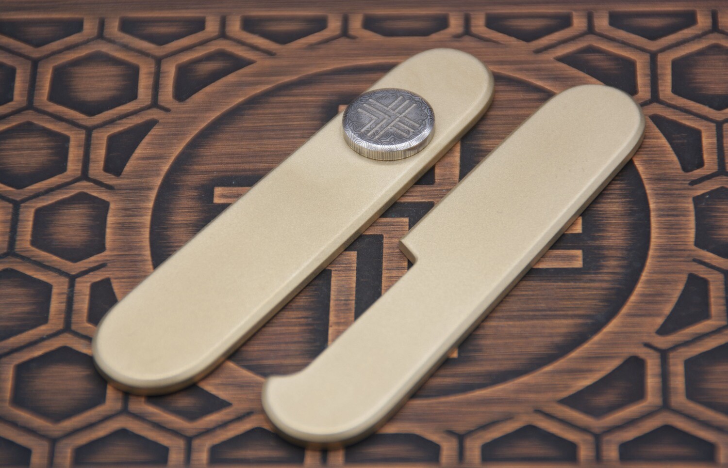 91mm Brass Scales with Damasteel Bluetongue Badge